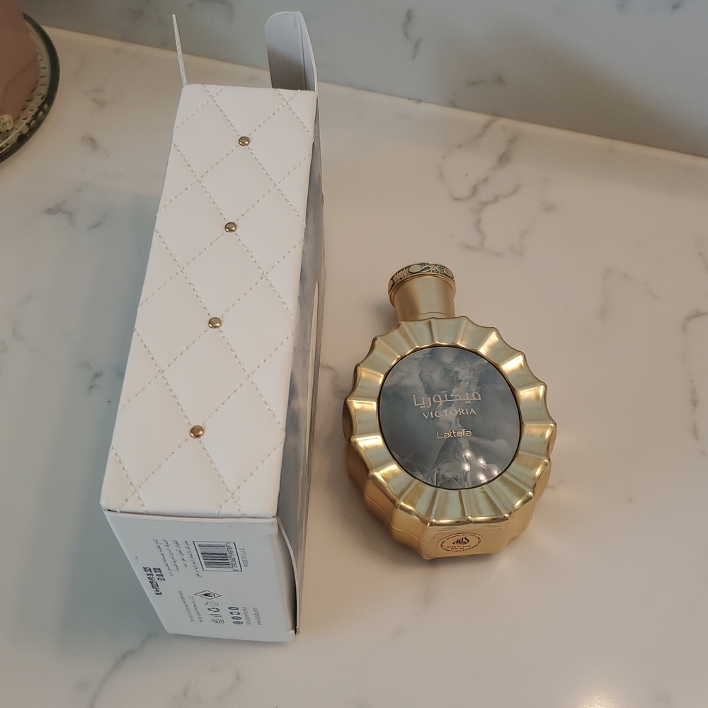 Lattafa Victoria Women’s Fragrance - Gold and Blue. Only Spray Four Times - Picture 6 of 7